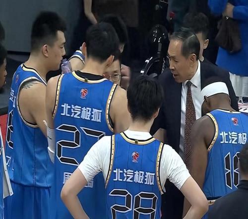 精明！北京队专挖广厦旧将，媒曝求购单场49分+56分外援优先权，球迷：北京豁出去了