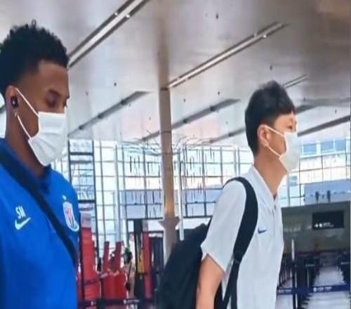 记者：申花飞抵青岛，本轮首发阵容应该会有不止一个人员变化