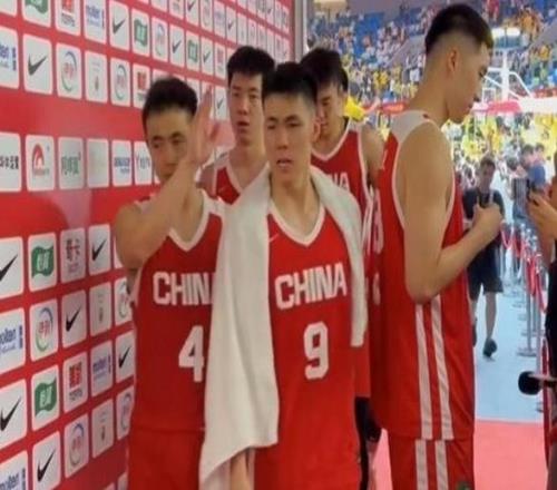 主场狂输19分！中国男篮球员沮丧退场引关注球迷点评一针见血