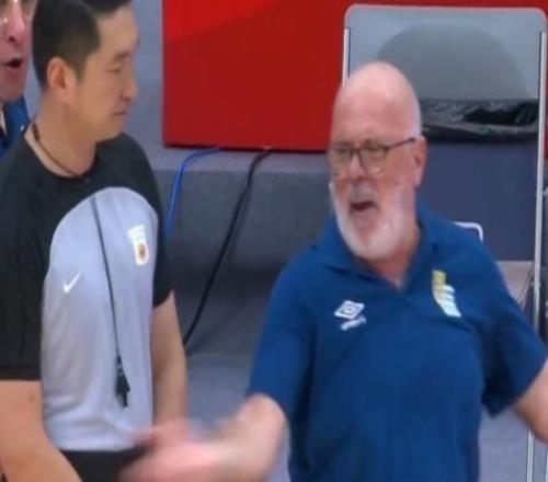 扎心！乌拉圭主帅谈复仇中国男篮：裁判的吹罚尺度比第一场更公正