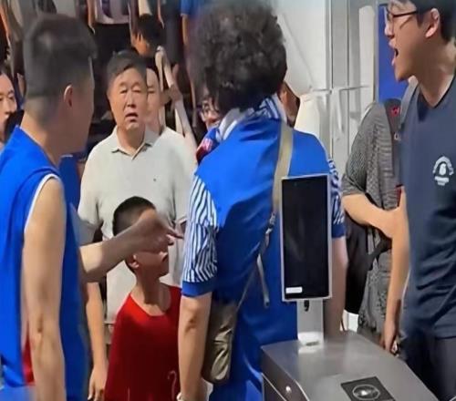 李璇：别因为三个人给申花球迷整体打标签遇到类似事情应善意提醒
