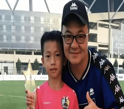 喜从天降：中国球员李昊炎巴萨首秀上演梅开二度好戏，董路立功了