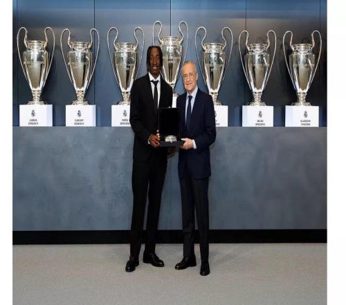 皇马官方：迪奥曼德正式亮相，签约至2033年