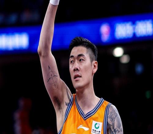刘铮与上海男篮完成E类合同1+1续约第二年为俱乐部选项