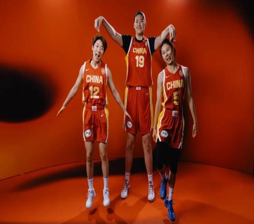 中国女篮定妆照出炉！王思雨右脚受伤肿胀，韩旭归来裁人留悬念