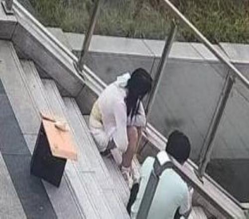 昨晚杨瀚森被球迷砸，现场到底发生了什么