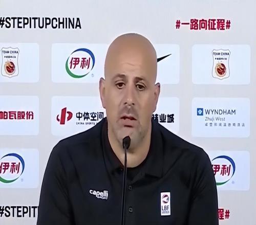 黎巴嫩主帅输球不服气，口出狂言，球迷：裁判不帮起码会输10分