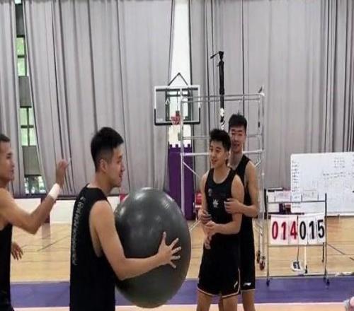 北控男篮训练场上的瑜伽球猫鼠游戏
