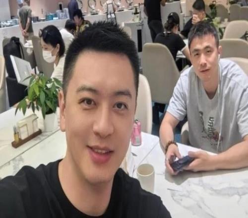 杨鸣晒与赵继伟合照：机场偶遇男篮队长，边线球发得不错