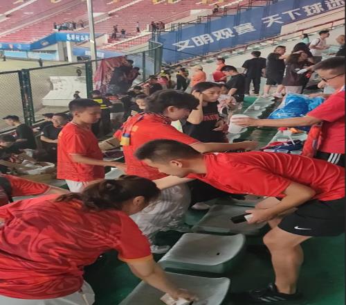 “比分和垃圾我们都带走了”，重庆球迷河南客场观赛后主动清理看台
