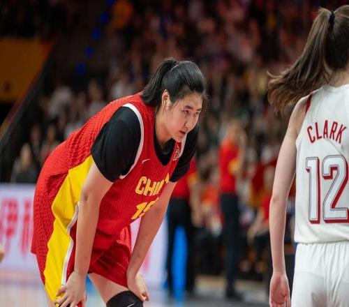 张子宇世界杯首秀交卷！替补登场18分钟13分6板2帽，美国女篮教练高度评价