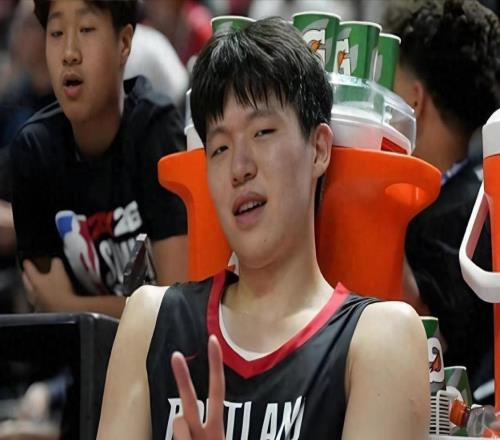 杨瀚森倒地后遭球迷用球砸！该男子被安保拉出球场，后续身份被扒