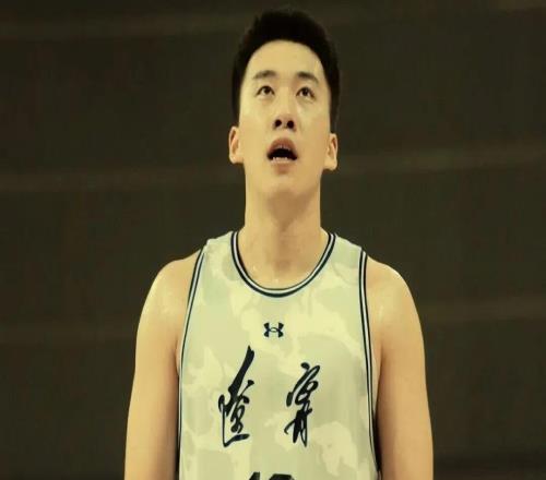 徐昕返回广州龙狮训练，王俊杰签约香港金牛引辽篮球迷不满，下一步计划曝光，广东男篮基本锁定内线大外援