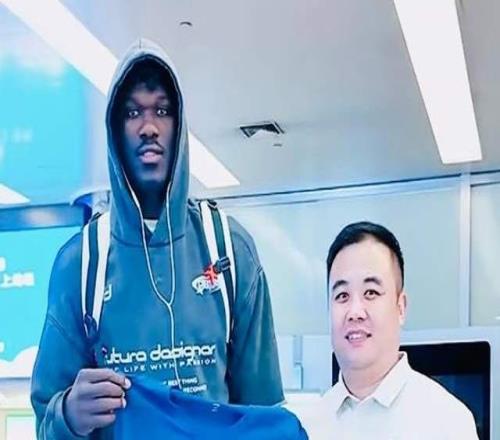 太棒了！山东签班顿后，首位大外援星夜抵达济南，新外教也在路上