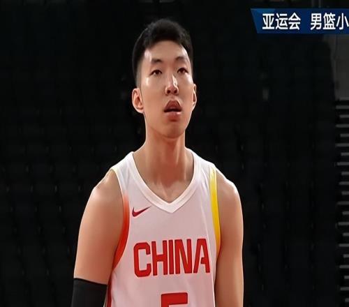 亚运会：中国男篮半场27分领先！崔永熙轰10+2，庞峥麟10分3助，胡明轩3分