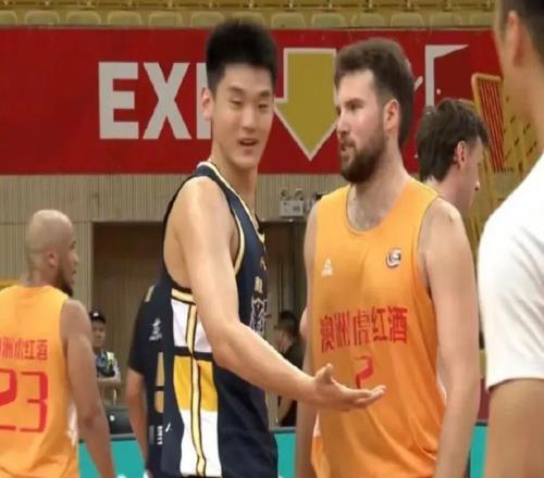 广东男篮14分大胜，徐昕办理护照准备出国，萨姆纳完成续约，接触NBA场均15分悍将