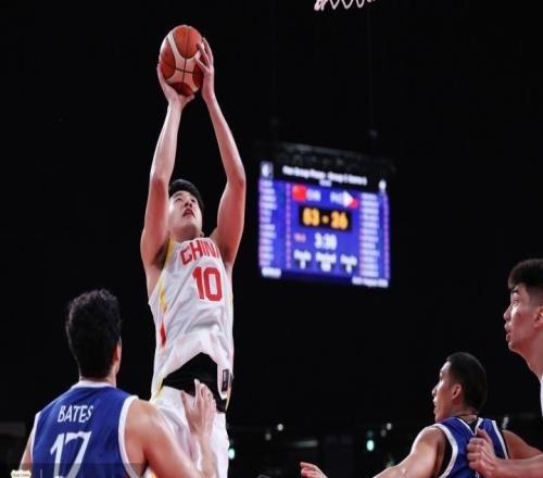 22投9中砍20分14板，他的正负值+35并列全场最高