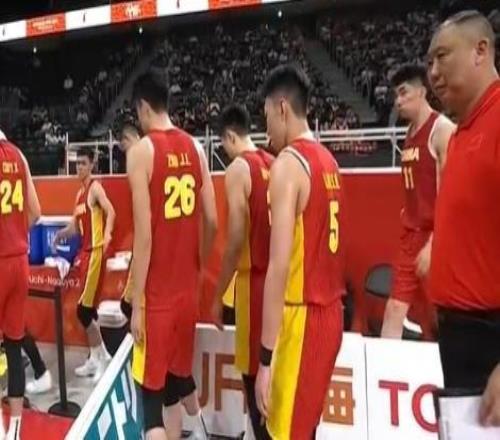 首节赢21分次节输4分，中国男篮半场领先17分