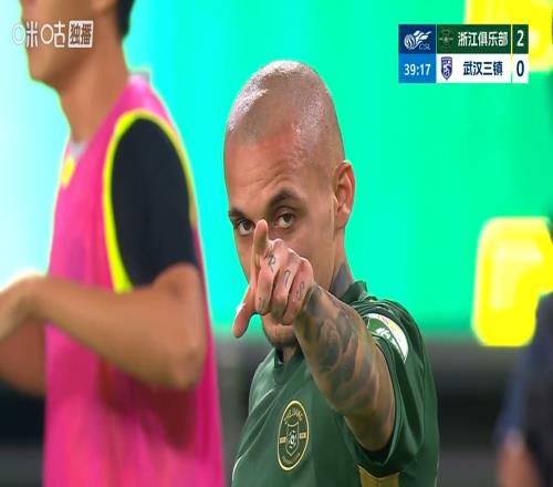 心态崩了！武汉三镇1比4惨败还输人：报复前国脚李昂飞踹染红