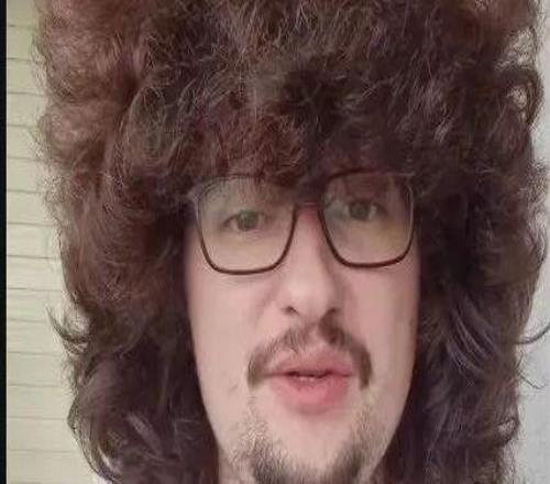 小哥发誓主队不赢球就不剃头！没想到一等就是700多天，已经成野人了