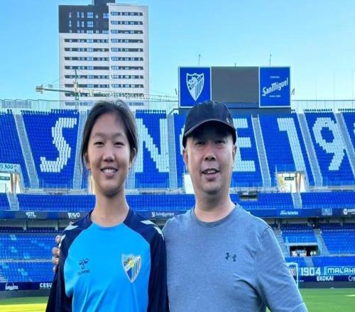 新华社关注马拉加U16女将王歆伊：出场31次进21球，父母卖房支持