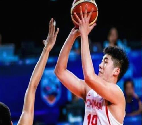 10分钟5犯+抢篮板找不到球！这种球员为什么能被郭士强选入国家队