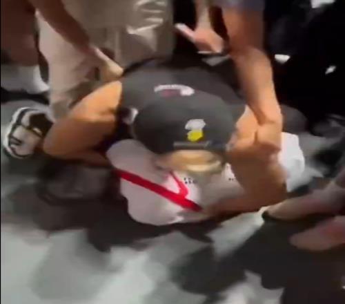 大争议！乔治百分大战后扔球鞋送球迷成年男子与小孩暴力争抢报警