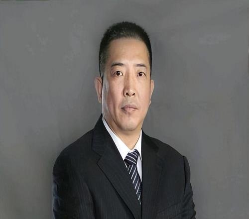 他被誉为中国乔丹，如今和医生妻子定居南京，已是江苏篮协大佬