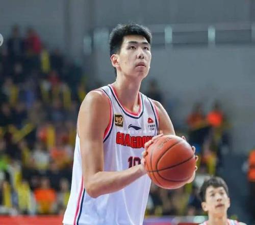 他是CBA最高球员，22岁进全明星，被租借后爆发，NBA多队邀请