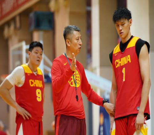 刚报到就裁掉！反复征召曾凡博像“遛狗”，男篮何时不再搞形式主义