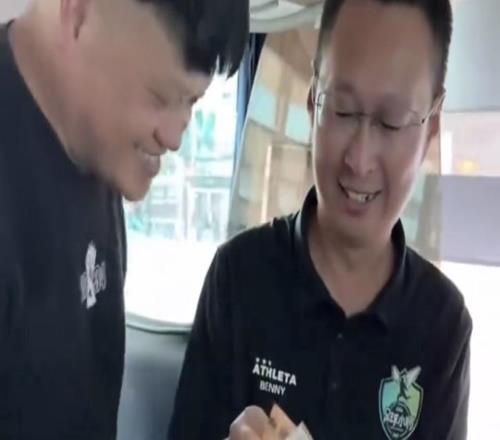 战平巴萨！董路在大巴车上直接发现金：赚了48万1人奖励300欧