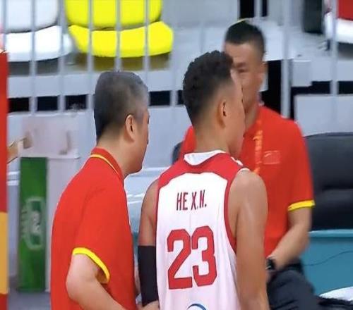 狂飙11记三分！中国男篮火力全开：贺希宁17分，对手被吹29犯