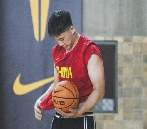 裁判抢戏！中国男篮险胜乌拉圭！时隔42年两队再次交手