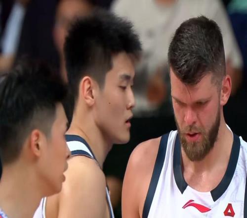 内线的答案！“加强版王哲林”或被广东挖走，焦泊乔迎来最佳替补