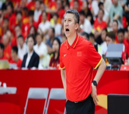 中国男篮半场落后乌拉圭9分：赵继伟复出险引冲突赵嘉义12分