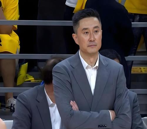 出场9分钟，3失误+5犯规球迷：杜锋重用的球员，就这样水平