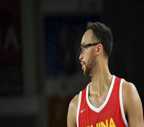 苏群：中国男篮不会再有归化！本圈定3人包括NBA球员被国足连累