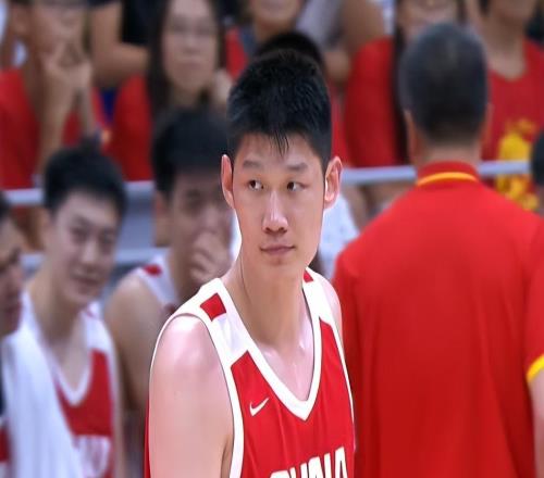 中国男篮半场4分落后新西兰！焦泊乔砍8+3，胡明轩立大功，廖三宁7分