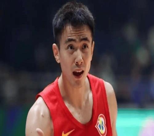 中国男篮不敌新西兰，赵继伟爆砍0分，赵睿和高诗岩都笑了