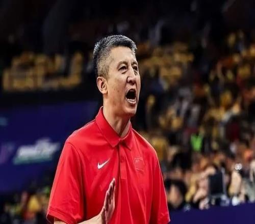 被名记骂废物，郭士强下课球迷盼杜锋驰援，郭士强帅位悬了