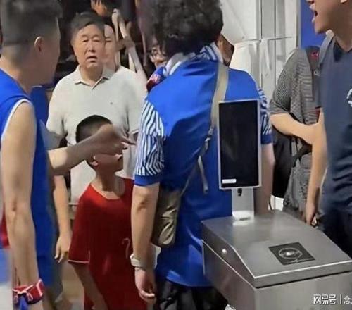 穿武磊球衣就是罪申花主场0比3惨败后，3成年球迷围堵辱骂小男孩被拘