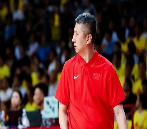 锋线三分9中0，篮板输16个！一套主力全在养伤：男篮12人名单难产