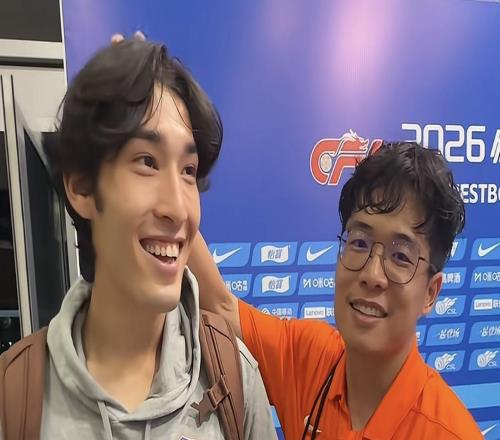 段刘愚“摸头”鼓励布尼亚明：目标瞄准中国最强U18