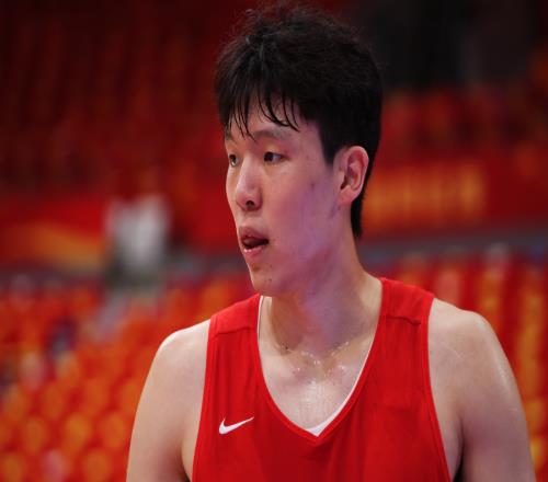 中国男篮世预赛大名单出炉！杨瀚森领衔，崔永熙未跟队，赵睿定了，老叔组7后卫奇葩阵容！