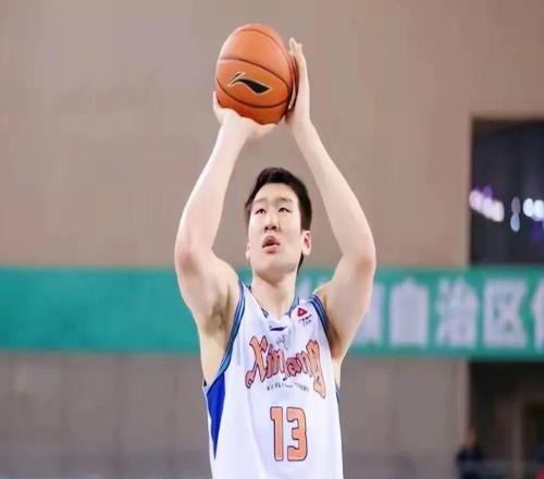 CBA下赛季升降级规则敲定出炉，广东男篮热身赛不敌香港金牛，新疆老总辟谣李炎哲离队，拉脱维亚国家队中锋加盟宁波