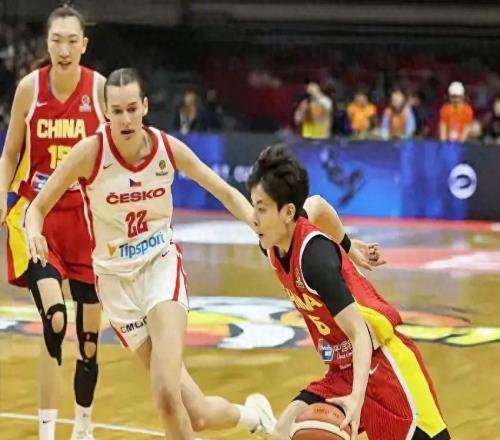 “2米26巨塔”杀疯了！中国女篮惨败，邓雨婷出走，3人满分封神