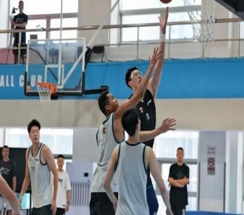 记者：周琦目前没有伤病具体出战条件，他非常渴望再次为国效力