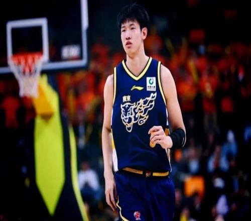 中国U18男篮获亚洲杯亚军，裁判抢戏，广东男篮叫停黄明依交易，朱芳雨强硬发声，张镇麟将赴美特训