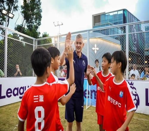 苏州球迷特地来到上海，英国游客也来了，只为看这场英超官方赛事IP中国首秀