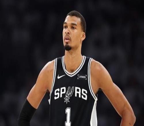 帕克：文班可能已是NBA最好球员非常高兴他成为了马刺的一员